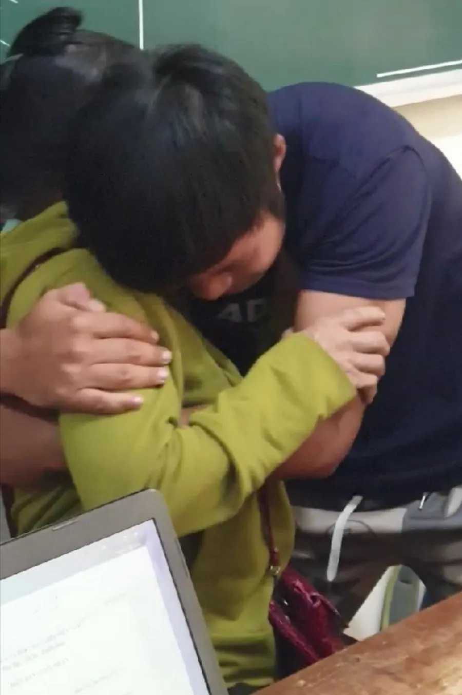 Về đến quê nhà, anh Vi Văn Liểu ôm người thân rồi cùng khóc bật khóc. Ảnh: CA.