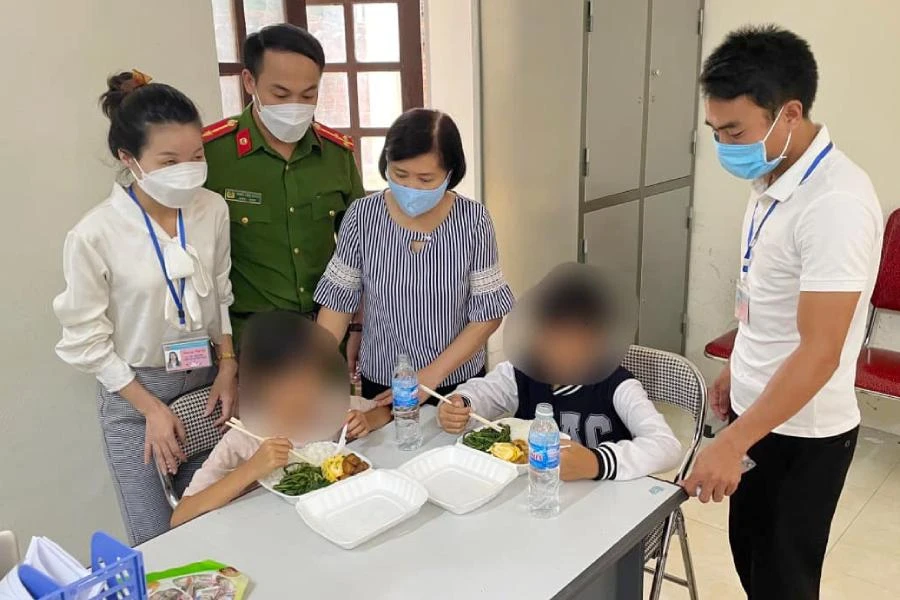 Công an, chính quyền, đoàn thể chăm sóc, ổn định tâm lý cho anh em cháu N. Ảnh: CA