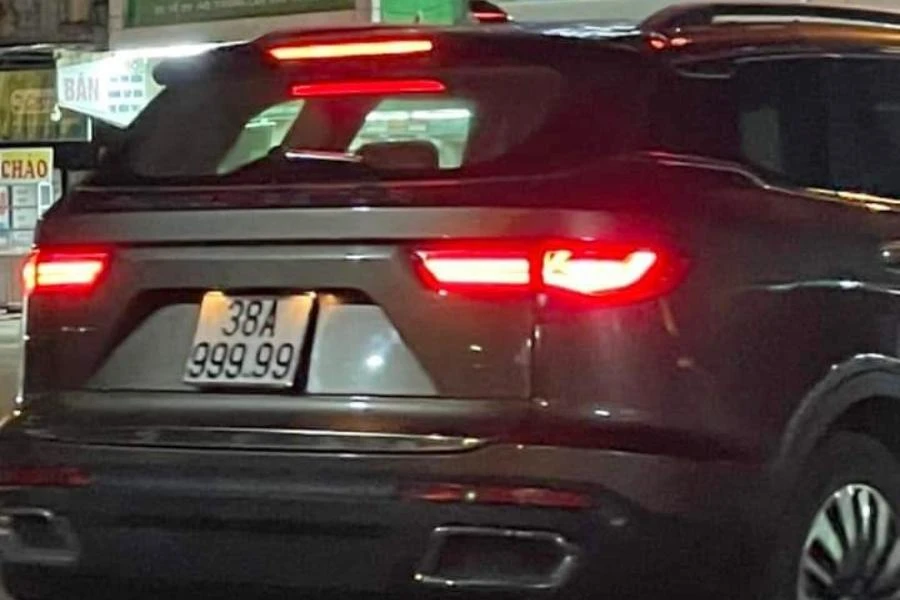 Chiếc xe mang biển kiểm soát giả 38A-999.99 bị người dân chụp ảnh đăng lên mạng xã hội.