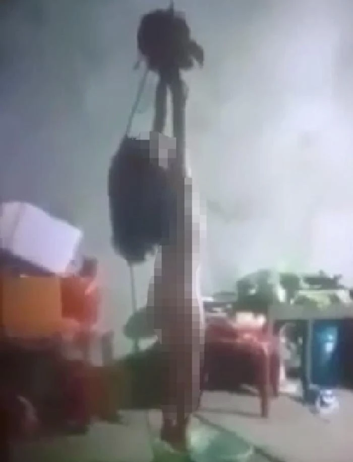 Bé N bị treo người lên và bị bạo hành dã man. Ảnh: Cắt từ video clip