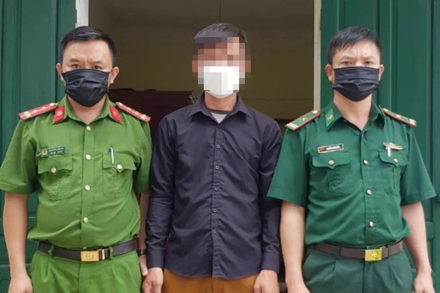 Nguyễn Văn Thắng (giữa) ra trình diện cơ quan chức năng. Ảnh: BP. Nguyễn Văn Thắng (giữa) ra trình diện cơ quan chức năng. Ảnh: BP.