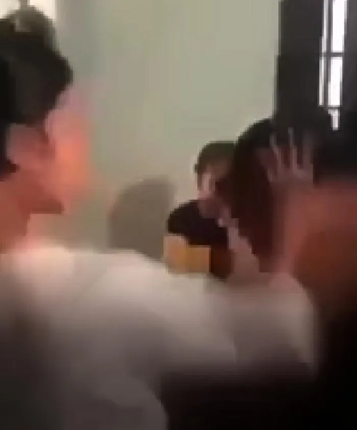 Một số nữ sinh ngồi chứng kiến vụ bạo hành và không can ngăn. Ảnh cắt từ video clip. Một số nữ sinh ngồi chứng kiến vụ bạo hành và không can ngăn. Ảnh cắt từ video clip.