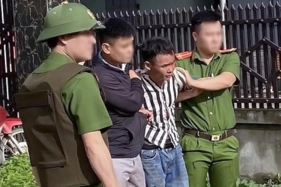 Nghi phạm Mạc Văn Dục bị khống chế, bắt giữ. Ảnh: CA