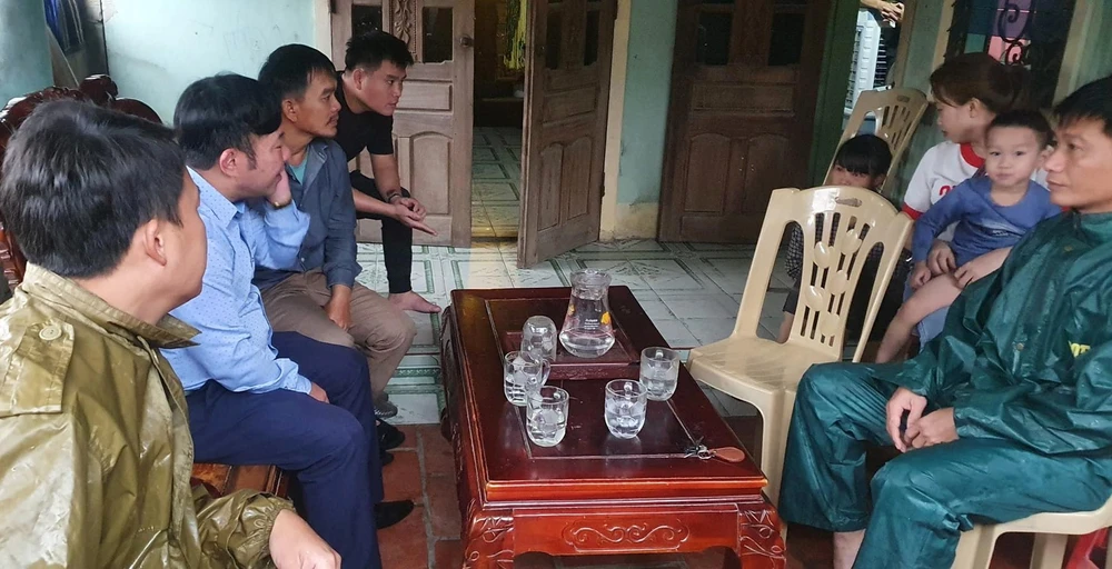 Cán bộ chính quyền thăm hỏi, nắm bắt thông tin tại gia đình các ngư dân đang mất liên lạc trên biển. Ảnh: NGUYỄN HÀ LAM.