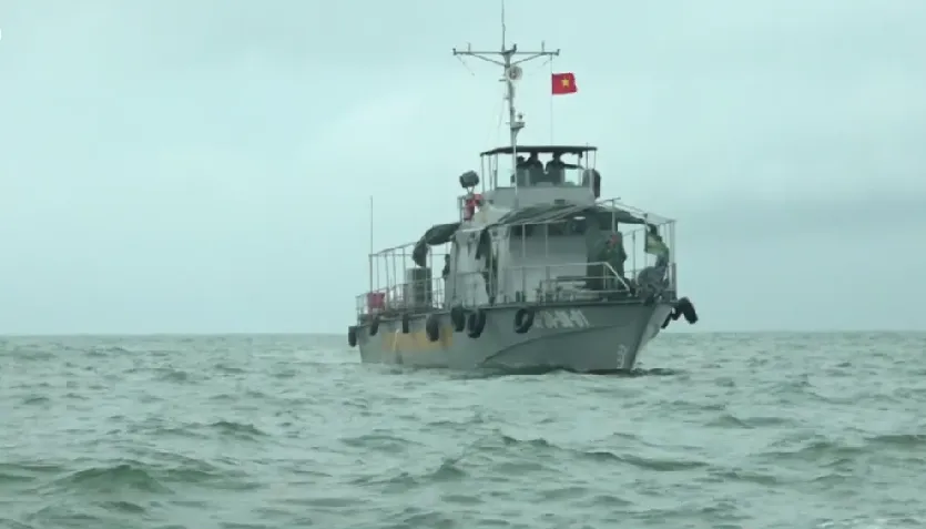 Tàu của Hải đội 2, Bộ đội Biên phòng tỉnh Hà Tĩnh ra khơi tìm kiếm cứu nạn. Ảnh: ĐL. Tàu của Hải đội 2, Bộ đội Biên phòng tỉnh Hà Tĩnh ra khơi tìm kiếm cứu nạn. Ảnh: ĐL.