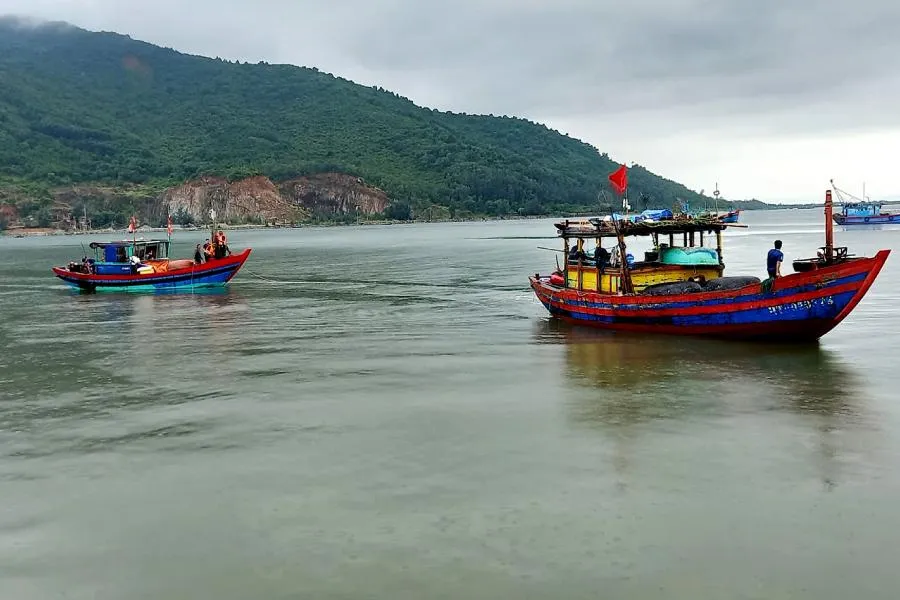 Kéo tàu HT-20408-TS bị hỏng máy trên biển, vào bờ an toàn. Ảnh: HOÀNG LƯƠNG. Kéo tàu HT-20408-TS bị hỏng máy trên biển, vào bờ an toàn. Ảnh: HOÀNG LƯƠNG.