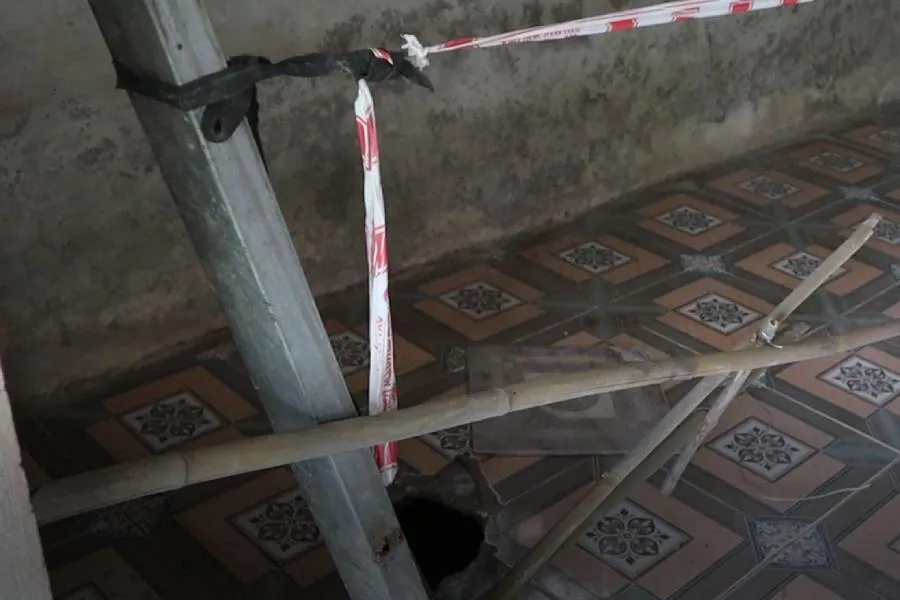 Sụt lún đất trong phòng khách nhà dân ở xã Châu Hồng. Sụt lún đất trong phòng khách nhà dân ở xã Châu Hồng.