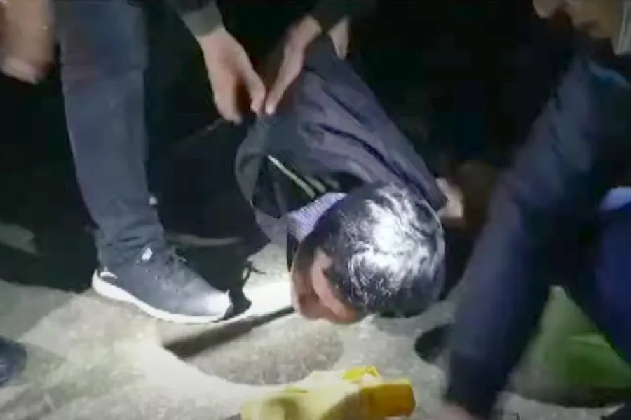 Lê Văn Bốn bị khống chế bắt giữ cùng tang vật ma túy. Ảnh cắt từ video clip.