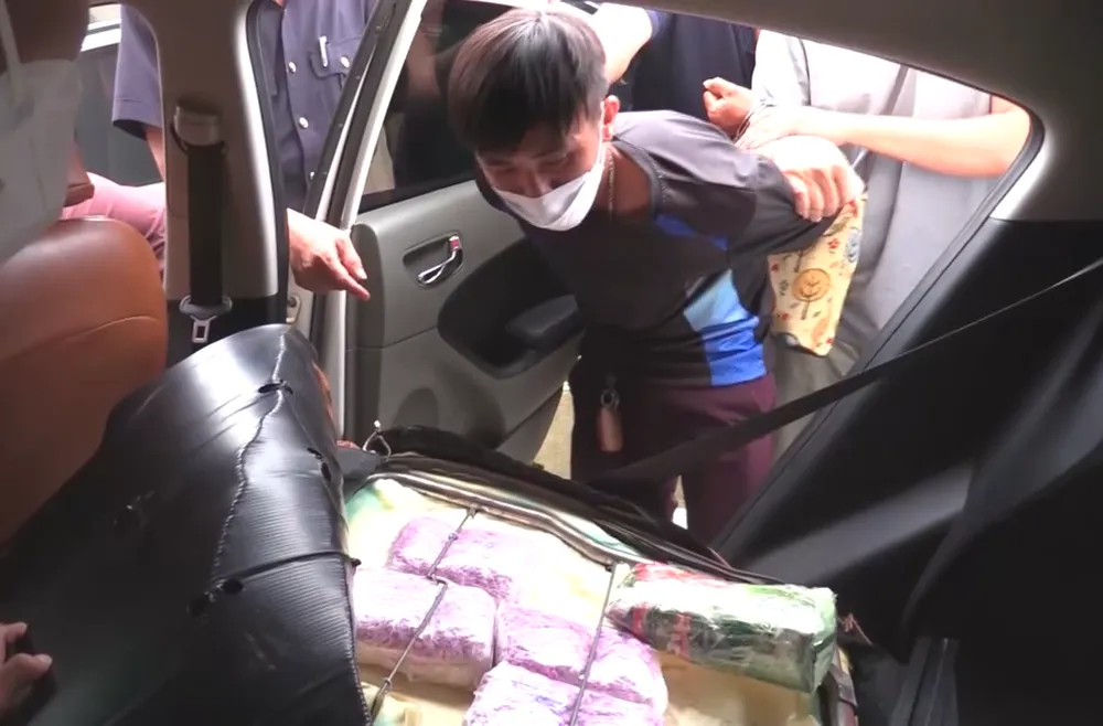 Yer Vang bị bắt quả tang cùng tang vật ma túy cất giấu trong ghế xe hơi.