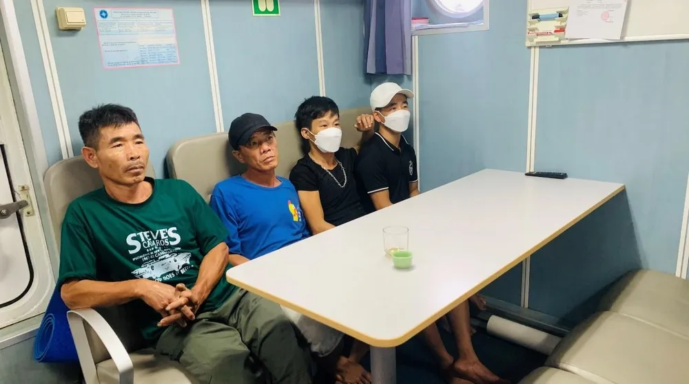 Các ngư dân được đưa từ tàu NA-90198-TS sang tàu SAR 273 để vào đất liền.