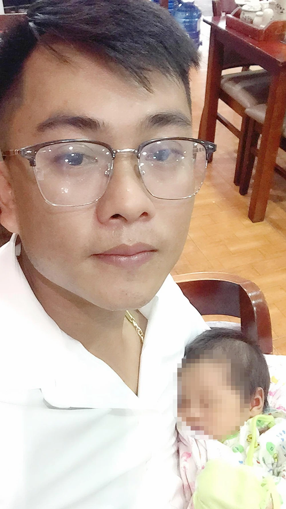 BS Sơn đang cưu mang, chăm sóc em bé bị bỏ rơi trước cổng Trạm Y tế xã Diễn Phú.