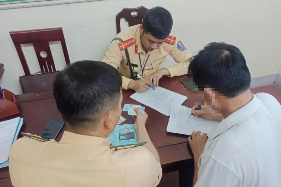 Anh T làm việc với CSGT. Anh T làm việc với CSGT.