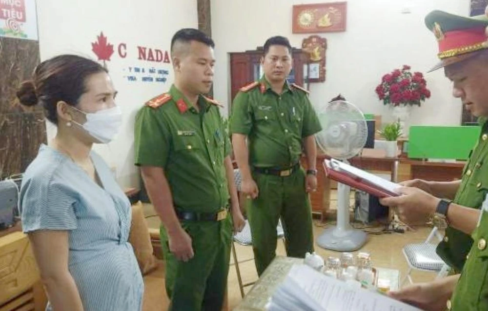 Công an huyện Đức Thọ thực hiện quyết định khởi tố bị can và khám xét nơi ở của Nguyễn Thị Hồng Nhung. Ảnh: CA