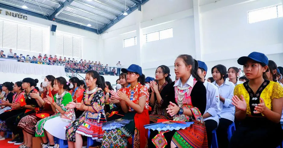 Học sinh Trường THPT Kỳ Sơn vui mừng trong lễ khai giảng năm học mới 2022-2023. Ảnh: NTV. Học sinh Trường THPT Kỳ Sơn vui mừng trong lễ khai giảng năm học mới 2022-2023. Ảnh: NTV.