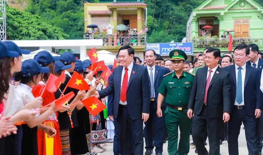 Chủ tịch Quốc hội Vương Đình Huệ cùng các đại biểu về dự Lễ khai giảng năm học mới năm học 2022-2023 tại Trường THPT Kỳ Sơn. Ảnh: NTV. Chủ tịch Quốc hội Vương Đình Huệ cùng các đại biểu về dự Lễ khai giảng năm học mới năm học 2022-2023 tại Trường THPT Kỳ Sơn. Ảnh: NTV.