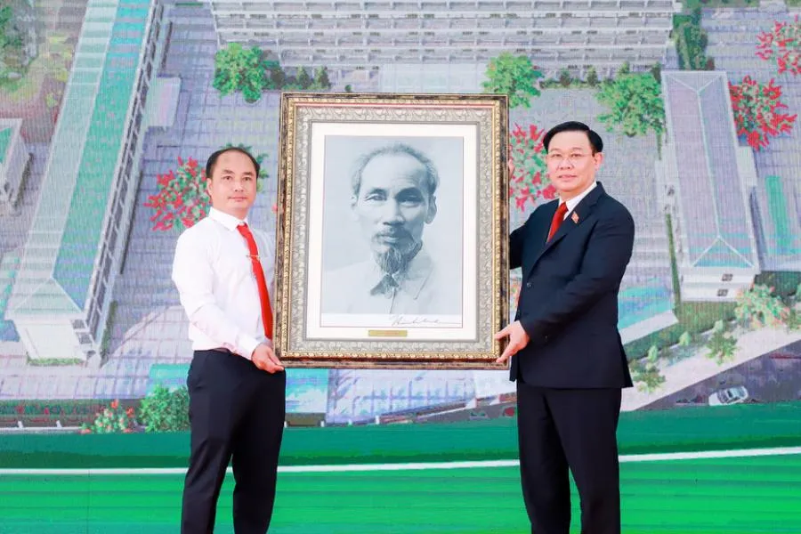 Chủ tịch Quốc hội tặng quà lưu niệm cho Trường THPT Kỳ Sơn. Ảnh: NTV. Chủ tịch Quốc hội tặng quà lưu niệm cho Trường THPT Kỳ Sơn. Ảnh: NTV.