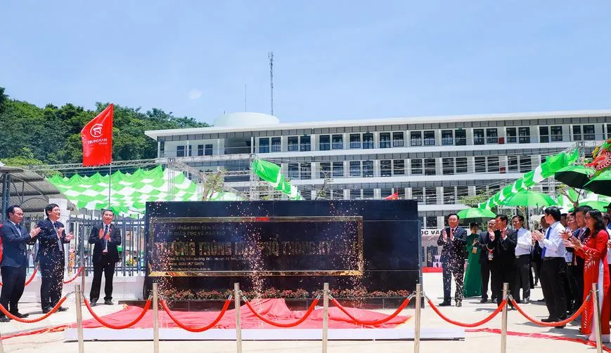 Chủ tịch Quốc hội Vương Đình Huệ cùng lãnh đạo tỉnh Nghệ An và các đại biểu cắt băng khánh thành công trình Trường THPT Kỳ Sơn. Ảnh: NTV. Chủ tịch Quốc hội Vương Đình Huệ cùng lãnh đạo tỉnh Nghệ An và các đại biểu cắt băng khánh thành công trình Trường THPT Kỳ Sơn. Ảnh: NTV.