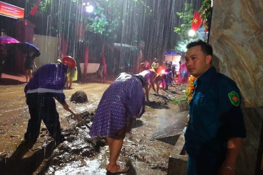 Mưa lớn từ biên giới gây lũ ống ở thị trấn Mường Xén (huyện miền núi Kỳ Sơn, Nghệ An). Ảnh: ĐẠI NGÀN.