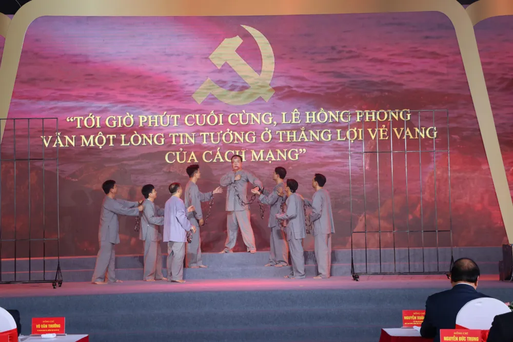 Chương trình nghệ thuật tại lễ kỷ niệm tái hiện cuộc đời và sự nghiệp cách mạng oanh liệt, sôi nổi của cố Tổng Bí thư Lê Hồng Phong. Ảnh: Đ.LAM Chương trình nghệ thuật tại lễ kỷ niệm tái hiện cuộc đời và sự nghiệp cách mạng oanh liệt, sôi nổi của cố Tổng Bí thư Lê Hồng Phong. Ảnh: Đ.LAM