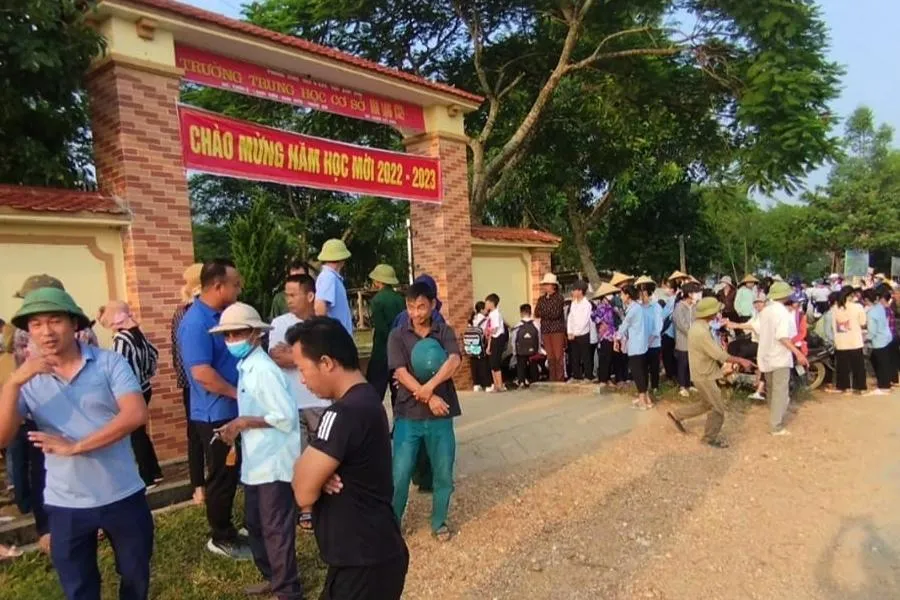 Phụ huynh kéo đến cổng Trường THCS Khai Lạng (cơ sở 2, đóng tại xã Lạng Sơn, huyện Anh Sơn, Nghệ An) phản đối sáp nhập trường.