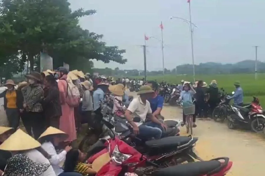 Người dân đứng trước điểm Trường THCS Khai Lạng (cơ sở 2, đóng tại xã Lạng Sơn).