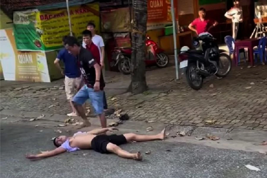 Trung nằm bất động trên đường 'giả chết'.