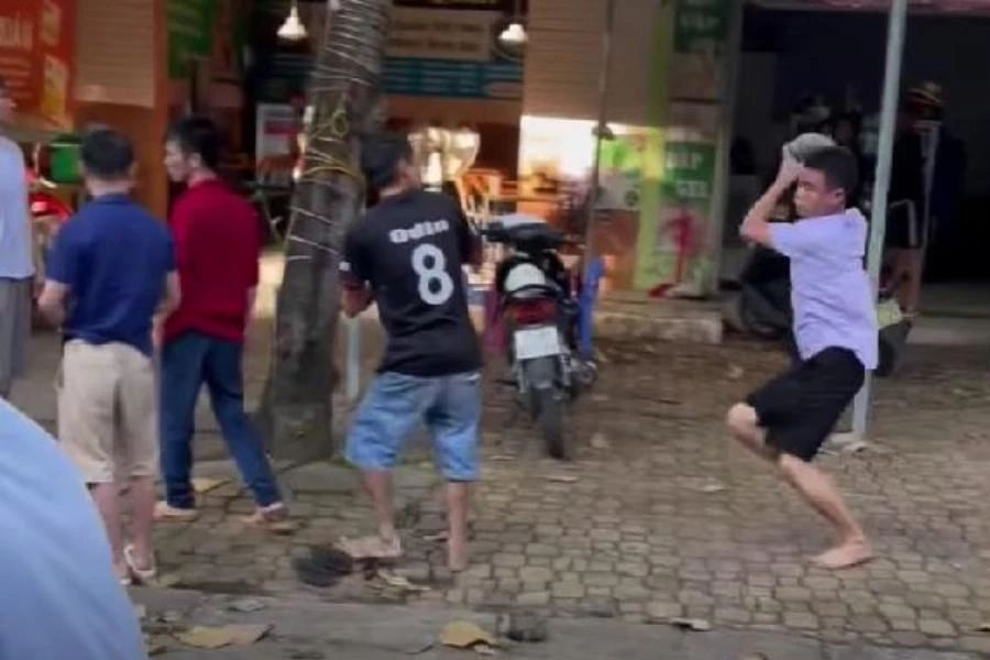 Trung vùng dậy dùng đá gây thương tích cho hai nạn nhân.