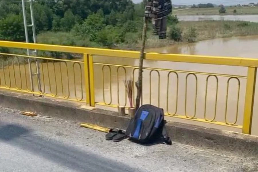Ba lô đựng sách vở và đôi dép của em Linh để lại trên cầu treo Dùng.