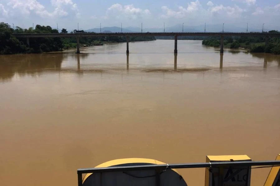 Từ cầu treo Dùng nhìn sang cầu Dùng (mới) cho thấy nước sông Lam đục, dâng cao.