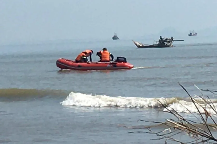 Lực lượng Cảnh sát PCCC và Cứu nạn cứu hộ, Công an tỉnh Nghệ An và ngư dân tìm kiếm em Phong trên biển.