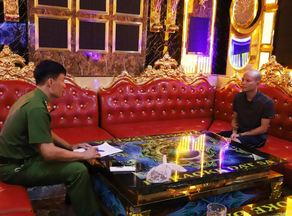 Công an lấy lời khai của người liên quan trong quán karaoke Đạt Sa. Ảnh: CA