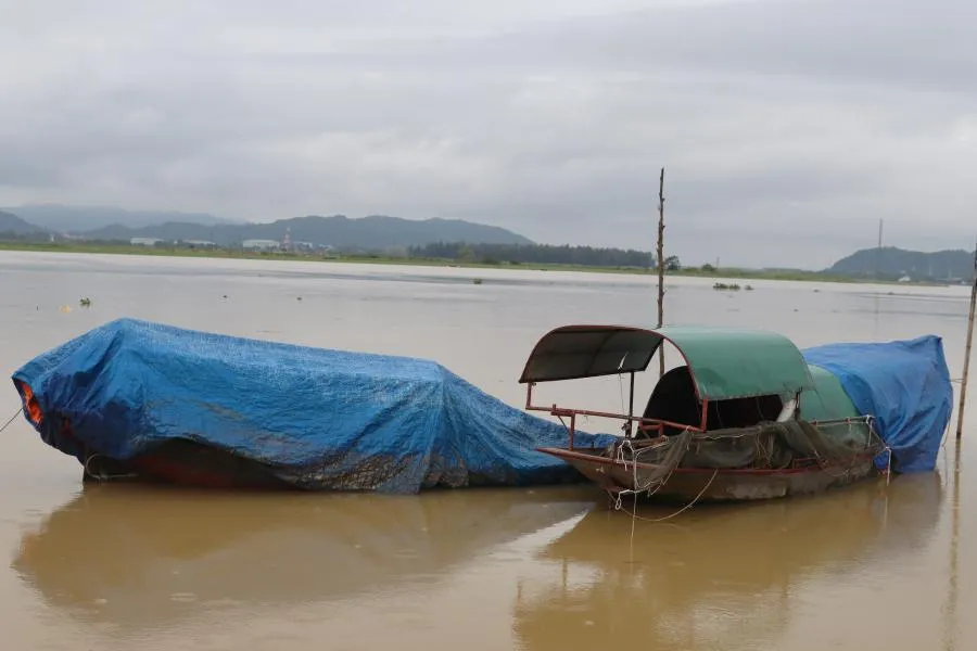 Ngư dân Nghệ An triển khai công tác chống bão Noru.