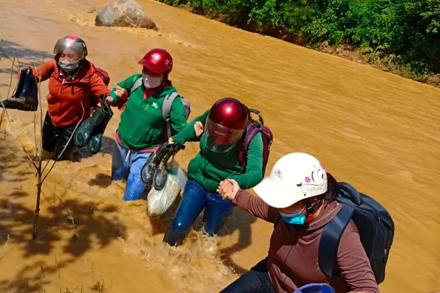 Đầu tháng 9-2022, giáo viên phải nắm tay nhau đi qua nước lũ vào bản Huồi Hốc và Bản Thảo (xã Bảo Nam, huyện Kỳ Sơn, Nghệ An) dạy học, nay đang chuẩn bị công tác phòng, chống bão.