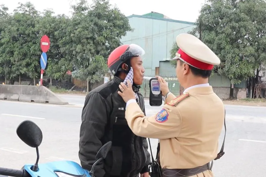 CSGT, Công an tỉnh Nghệ An kiểm tra nồng độ cồn người điều khiển phương tiện trên quốc lộ 1A