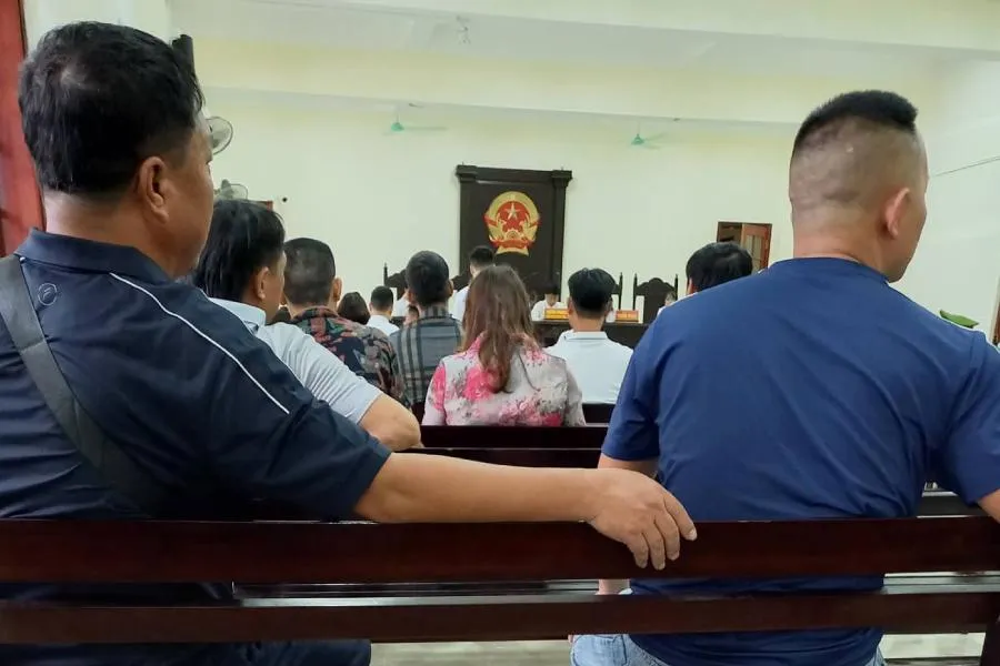 Có rất đông người dân đến tham dự phiên tòa Có rất đông người dân đến tham dự phiên tòa