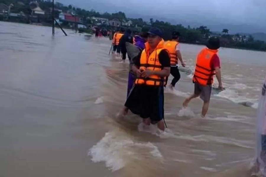 Lực lượng chức năng triển khai công tác tìm kiếm hai vợ chồng bị nước lũ cuốn.