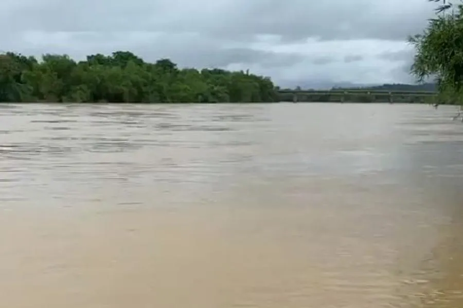 Nước lũ ở sông Ngàn Phố (huyện Hương Sơn, Hà Tĩnh) đang dâng cao. Nước lũ ở sông Ngàn Phố (huyện Hương Sơn, Hà Tĩnh) đang dâng cao.