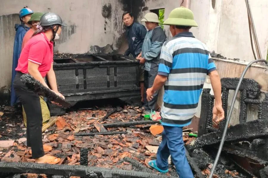 Người dân và chính quyền địa phương giúp gia chủ sau khi xảy ra vụ cháy.