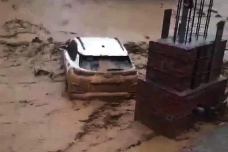 Xe hơi bị lũ cuốn trôi ở thị trấn Mường Xén. Xe hơi bị lũ cuốn trôi ở thị trấn Mường Xén.