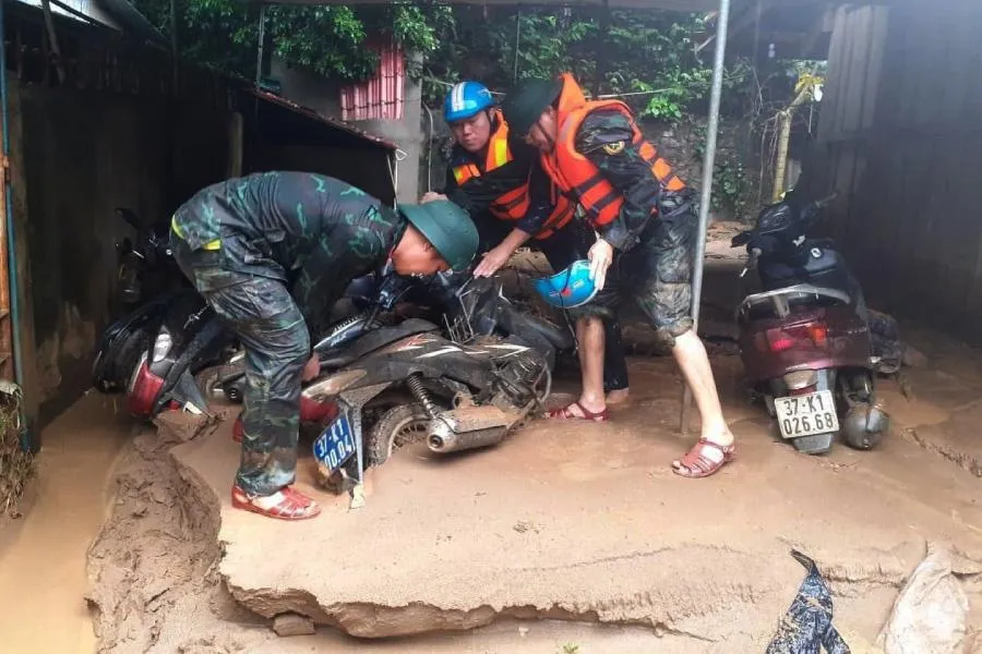 Xe công vụ và xe máy của cán bộ ngập trong bùn đất. Xe công vụ và xe máy của cán bộ ngập trong bùn đất.