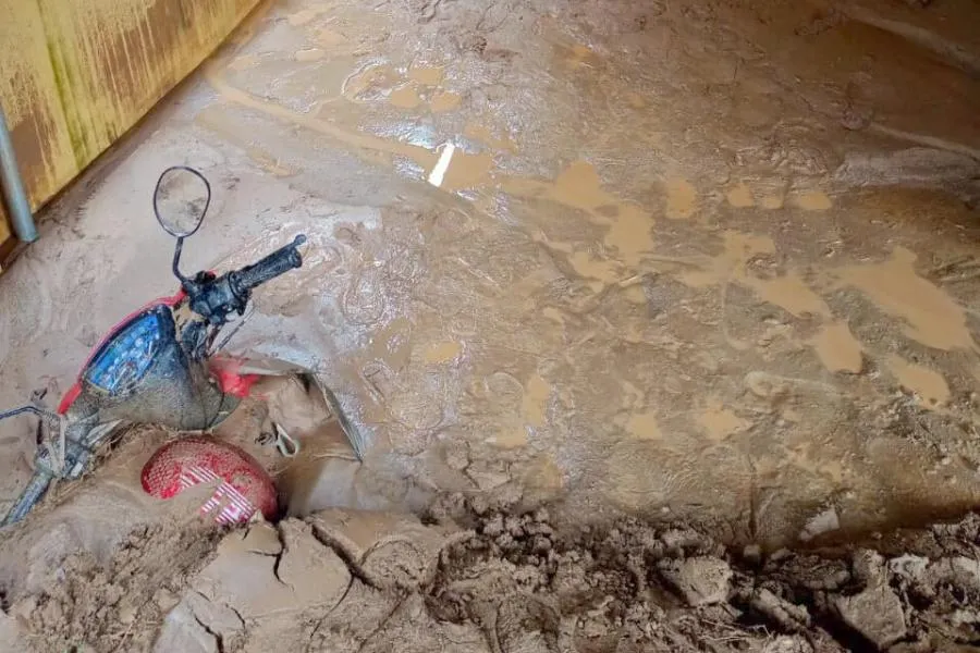 Xe máy của cán bộ ở Kỳ Sơn đang bị bùn đất lấp. Xe máy của cán bộ ở Kỳ Sơn đang bị bùn đất lấp.