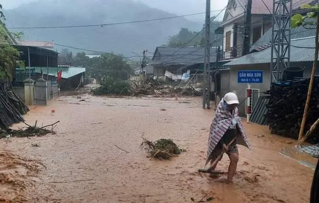 Con đường ở thị trấn Mường Xén đang bị ngập sâu do lũ. Con đường ở thị trấn Mường Xén đang bị ngập sâu do lũ.