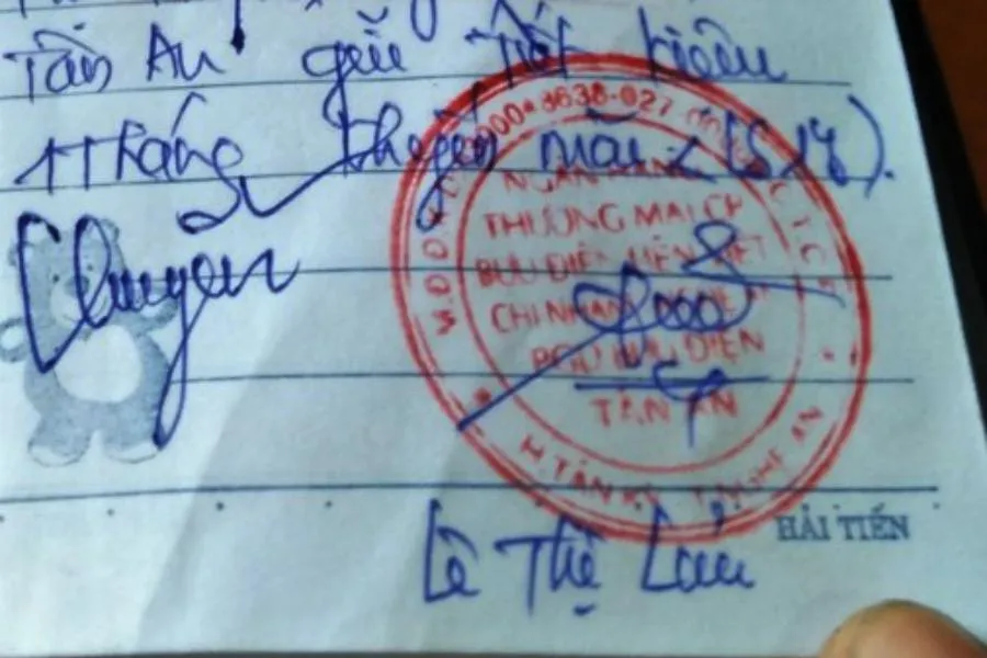 Lưu dùng dấu đỏ đóng vào phiếu nhận tiền của người dân. Lưu dùng dấu đỏ đóng vào phiếu nhận tiền của người dân.