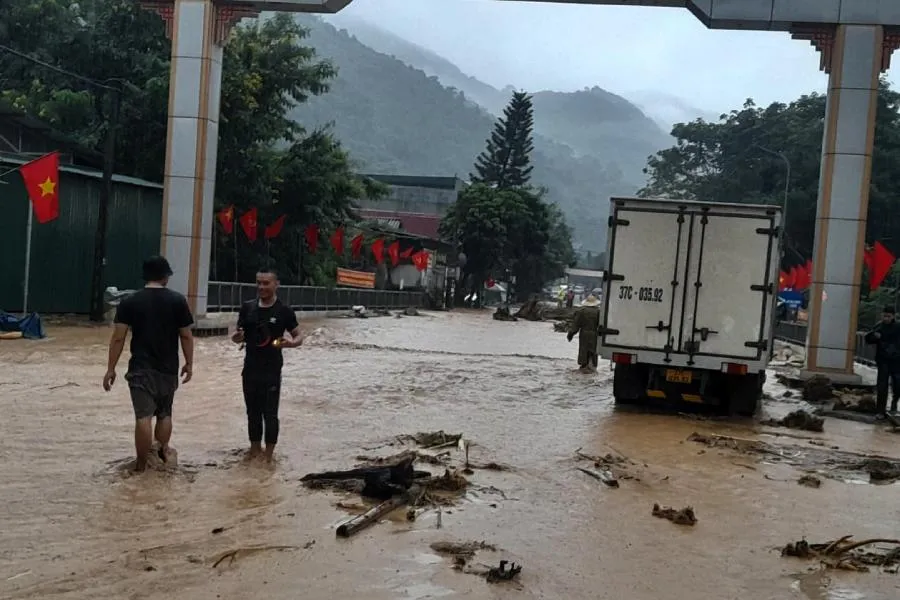 Quốc lộ 7A lên Cửa khẩu quốc tế Nậm Cắn (huyện Kỳ Sơn, Nghệ An) đang ách tắc. Quốc lộ 7A lên Cửa khẩu quốc tế Nậm Cắn (huyện Kỳ Sơn, Nghệ An) đang ách tắc.