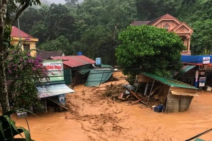 Sáng sớm 2-10, lũ dữ bất ngờ đổ xuống xã Tà Cạ rồi chảy xuống thị trấn Mường Xén (huyện miền núi Kỳ Sơn, Nghệ An). Sáng sớm 2-10, lũ dữ bất ngờ đổ xuống xã Tà Cạ rồi chảy xuống thị trấn Mường Xén (huyện miền núi Kỳ Sơn, Nghệ An).