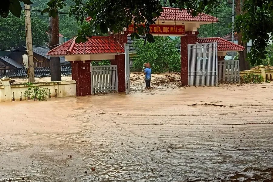 Sau khi nước lũ rút để lại lớp bùn dày đặc ở trường học. Sau khi nước lũ rút để lại lớp bùn dày đặc ở trường học.