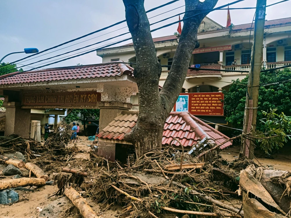 Bùn đất trước cổng trung tâm chính trị huyện.