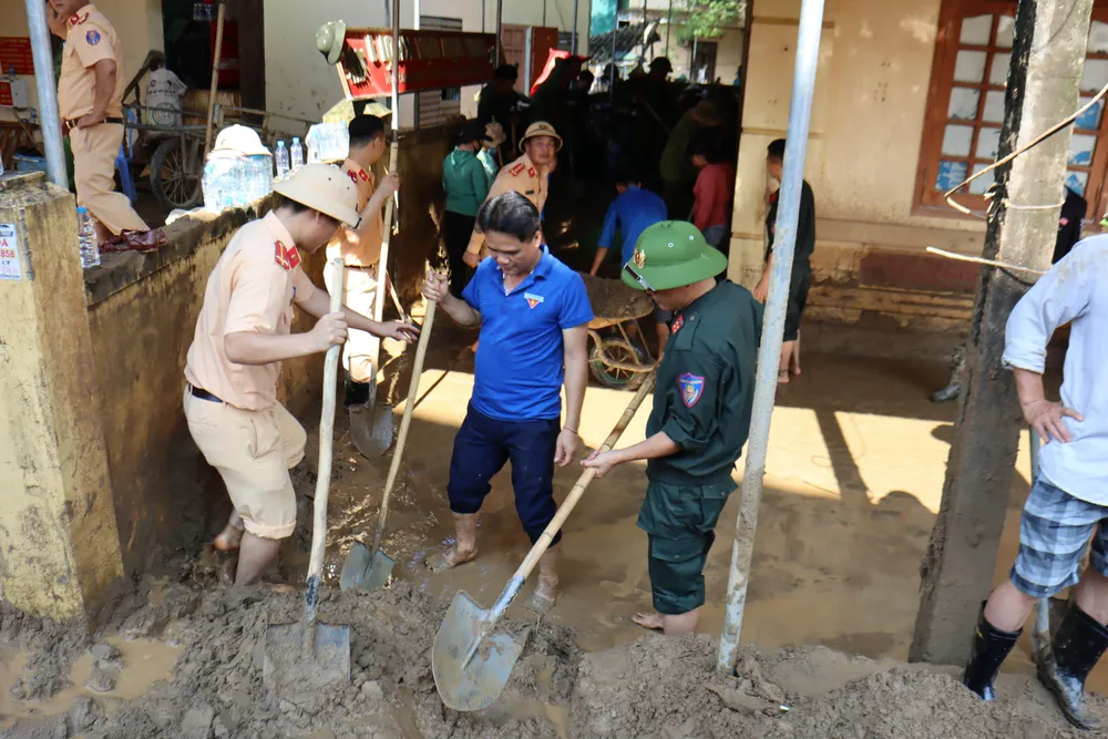 Công an, bộ đội, thanh niên giúp dân dọn bùn đất. Công an, bộ đội, thanh niên giúp dân dọn bùn đất.
