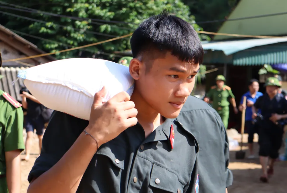 Mang gạo vào để bà con nấu cơm. Mang gạo vào để bà con nấu cơm.