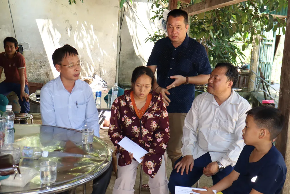 Đoàn công tác của Bộ LĐ-TB&XH vào thăm hỏi động viên, trao quà cho gia đình có người bị thiệt mạng trong lũ. Đoàn công tác của Bộ LĐ-TB&XH vào thăm hỏi động viên, trao quà cho gia đình có người bị thiệt mạng trong lũ.